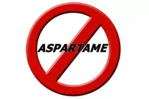 Quello che dovresti sapere sull'aspartame, il dolcificante più discusso di sempre.
