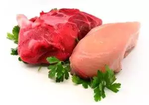 La carne bianca è più salutare di quella rossa? La carne rossa è più cancerogena? Scopriamo perché la differenza di colore non è tutto.