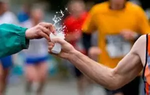 L' iponatriemia è un disturbo troppo sottovalutato che colpisce in particolare alcune categorie di atleti. Quali sono più a rischio? Come si può evitare?