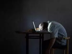 Lavorare di notte rappresenta un rischio per la salute se non controllato. Come alimentarsi per ridurre i fattori di rischio legati al lavoro notturno?