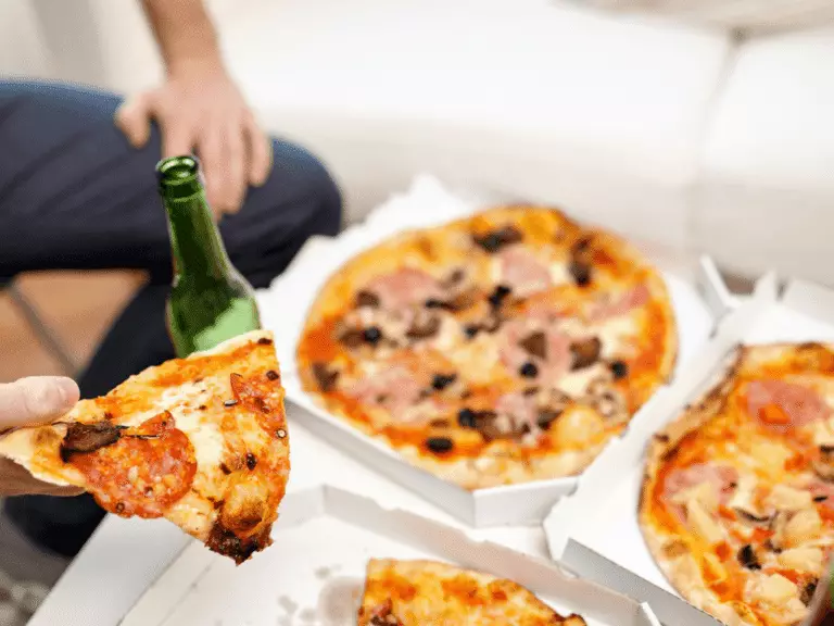 Sgarrare mentre si sta seguendo una dieta può compromettere il dimagrimento? Può addirittura far recuperare il peso perso?