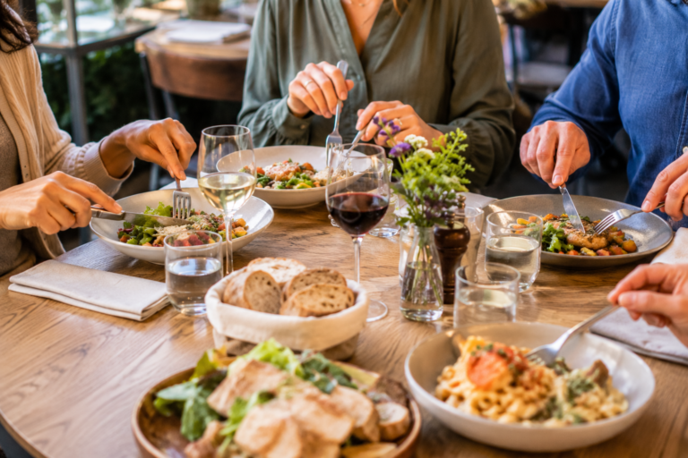Mangiare fuori casa in maniera sana è possibile? Come orientarsi per evitare di sabotare i tuoi obiettivi e per rimanere in forma.